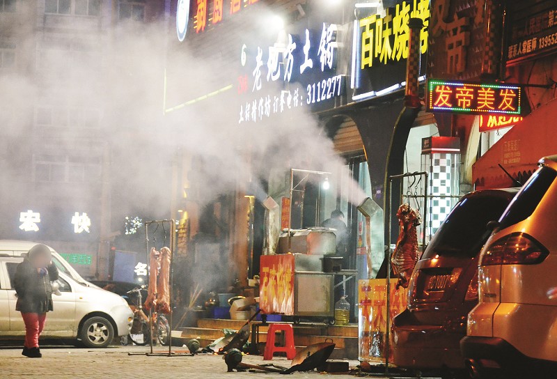 检查后,执法人员指着餐馆的排放口说:"这家餐馆有较明显的油烟往外排