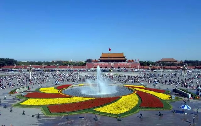 这是2005年国庆天安门场的奥运主题花坛,"同一个世界,同一个梦想".