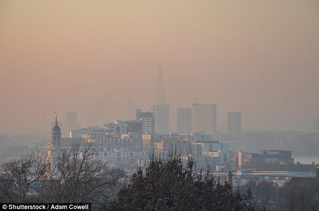 图中是伦敦冬季日落时分的城市污染状况，2017年1月，伦敦市长萨迪克?汗发布了第一个“非常高级别”的空气污染警报。